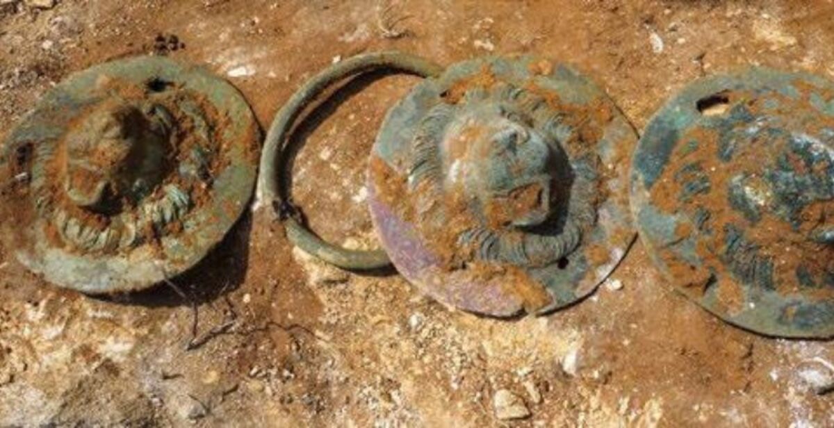 Israele, scoperti quattro dischi in bronzo con testa di leone nel sito di Khirbat Ibreika