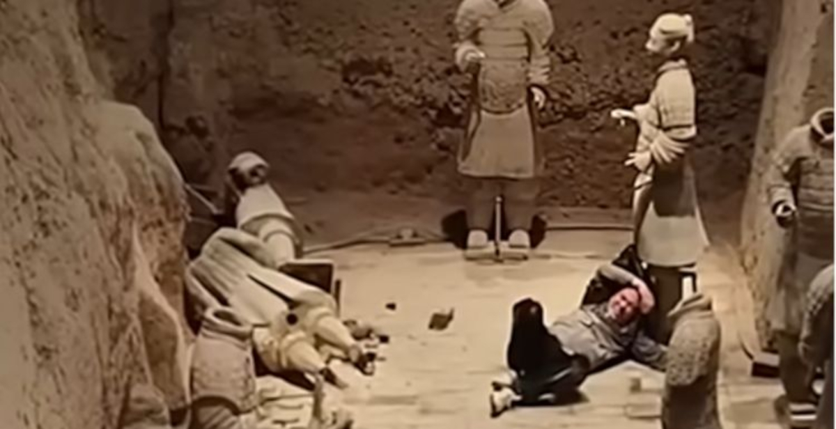 Cina, turista si lancia sui guerrieri dell’Esercito di terracotta di Xi'an e ne danneggia due