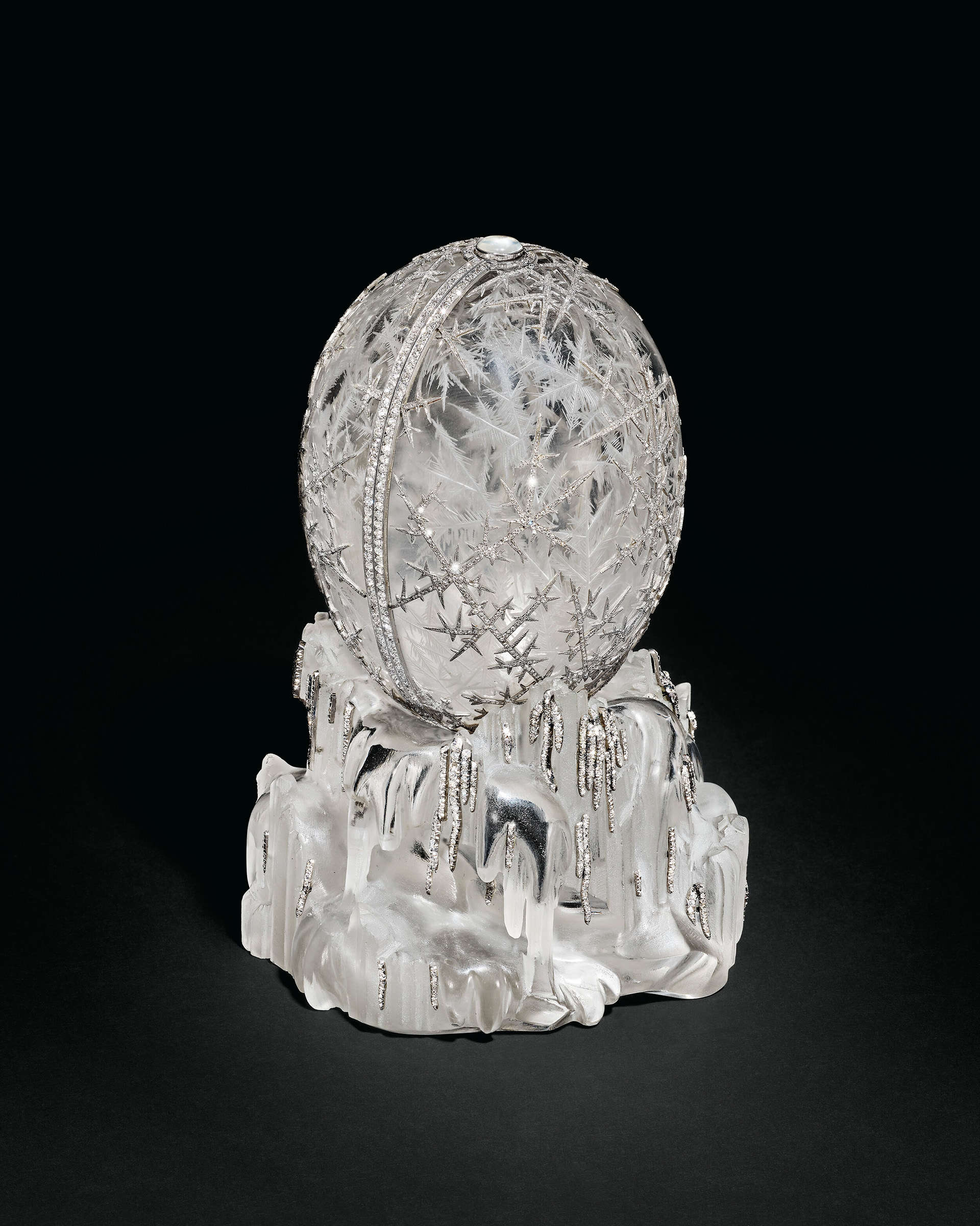 Albert Holmstr&ouml;m (nach einer Zeichnung von Alma Theresa Pihl), Winterei (1913; Bergkristall, Platin, rosa Diamanten, Mondstein, weißer Quarz, Nephrit, 14,2 x 8,2 cm)