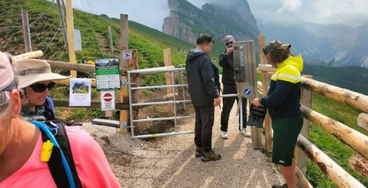 &ldquo;Invasi da tamarri e influencer&rdquo;, e per protesta spunta il tornello sul sentiero delle Dolomiti