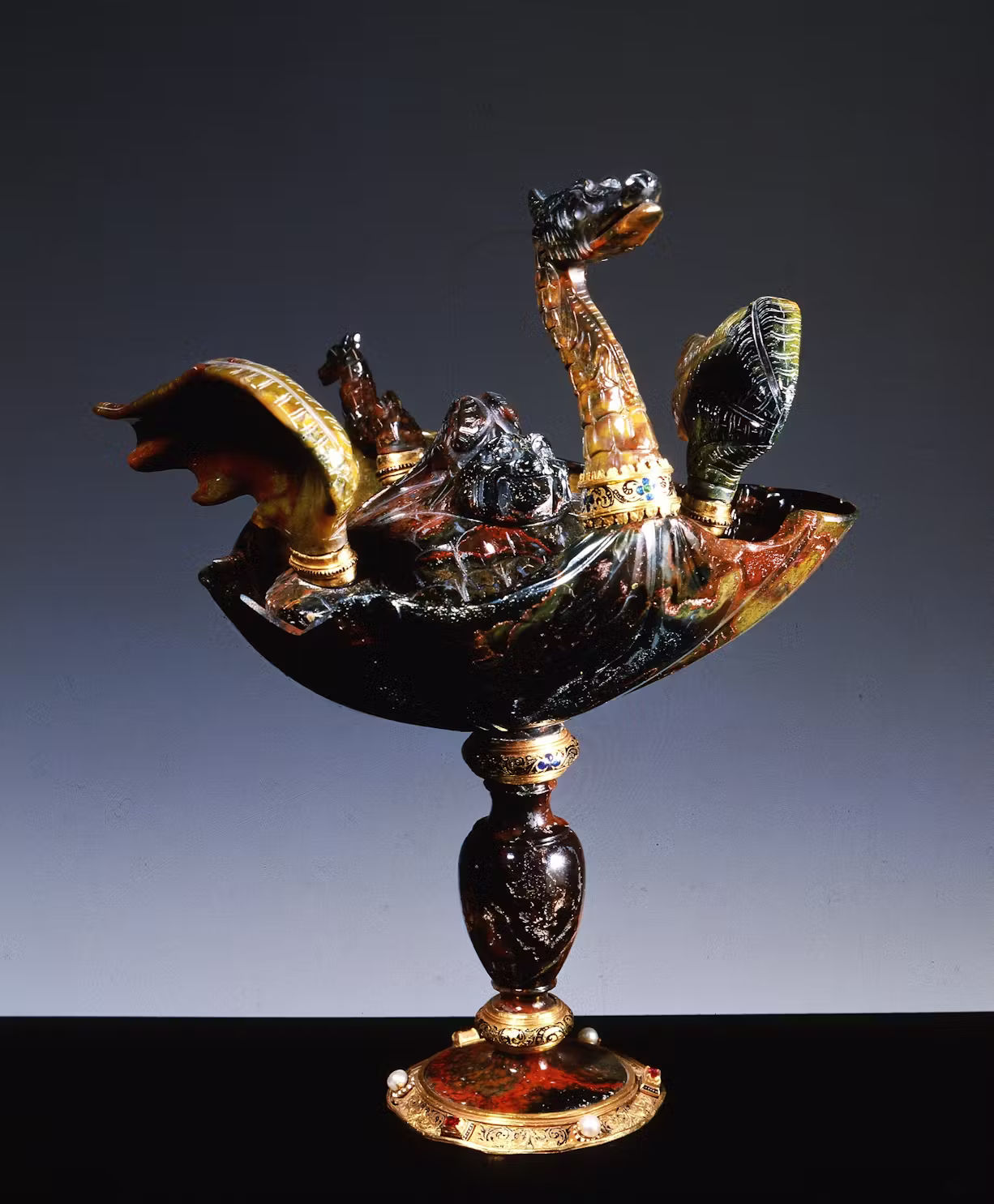 Bottega dei Saracchi, Vase mit Deckel in Form eines Drachens (letztes Viertel des 16. Jahrhunderts; Bündner Jaspis, gegossenes, graviertes und emailliertes Gold, Perlen und Rubine; 21 x 14, 5 cm; Florenz, Palazzo Pitti, Inv. Gemme 1921, Nr. 493) Foto: Uffizien