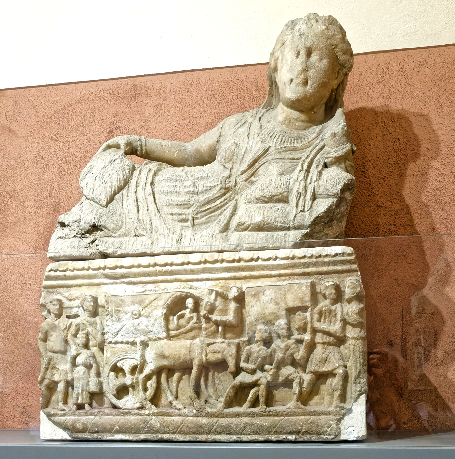 Etruscan funerary urn with a travel scene in the Underworld (Volterra; Guarnacci Museum). Photo: Wikimedia Commons - Holger Uwe Schmitt