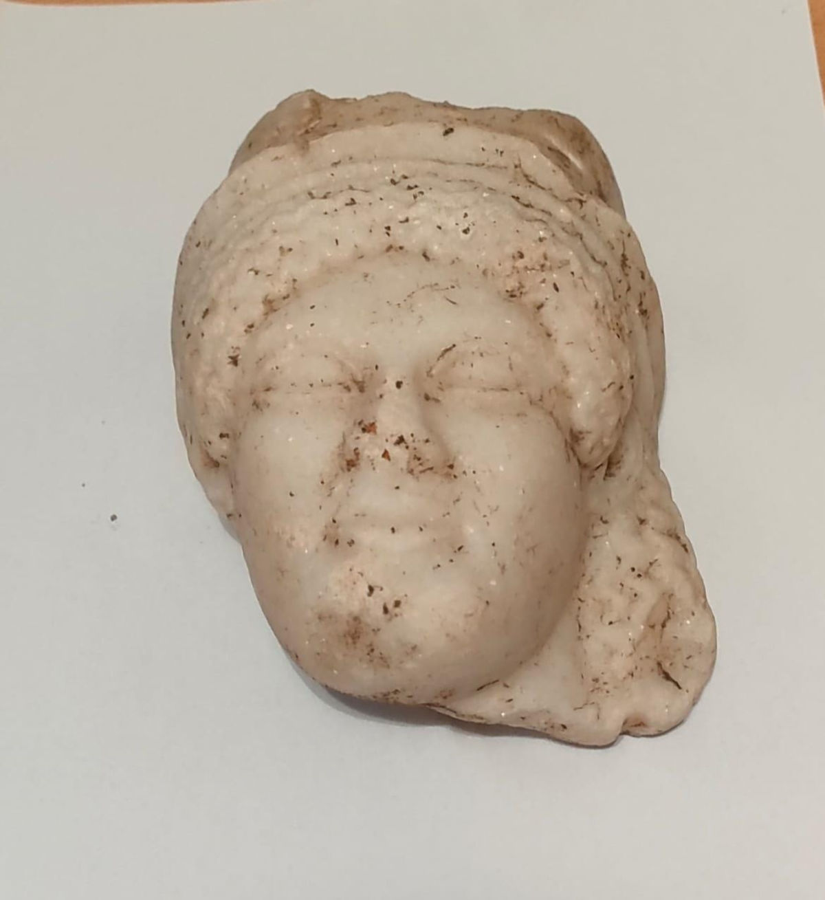 Il volto femminile di marmo ritrovato nel tempio di Baal Hammon e Tanit nel tofet di Cartagine. Foto: Ministero degli Affari Culturali - Tunisia