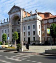 Alba è la Capitale italiana dell’Arte Contemporanea 2027. E Giuli l'annuncia cantando Vasco Rossi