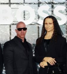 La maquilladora Alexis Stone asiste al desfile de Boss en Milán disfrazada de... ¡Mona Lisa!