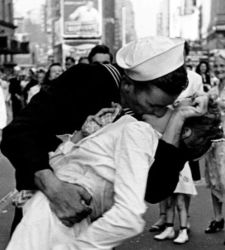 Eisenstaedt in mostra a Torino: 150 scatti per raccontare il fotografo del bacio a Times Square