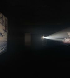 Amores Perros 25 años después: Iñárritu en la Fondazione Prada da nueva vida a la película. Cómo es la exposición