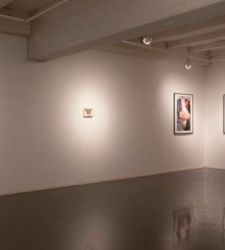 In Cavalese, Trient, die Ausstellung "Three Acts": drei Künstler zwischen Abstraktion, Materie und Landschaft