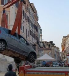 Roma, auto sulla scalinata di Trinità dei Monti: 80enne alla guida, monumento salvo