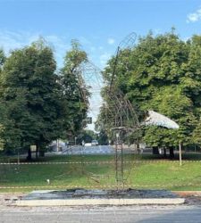 Milano, incendiata la Balena di Jacopo Allegrucci alla Triennale. Arrestato il piromane 
