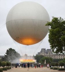 A Parigi la mongolfiera olimpica, completamente elettrica, torna a volare per tutte le estati fino al 2028 