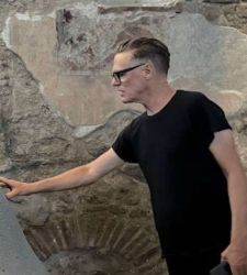 Bryan Adams visits Pompeii: "I'm walking through history: wonderful!"