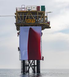 Installata su piattaforma Shell un'enorme opera inedita di Anish Kapoor contro industria dei combustibili fossili 