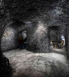 Dejarse envolver por las tramas invisibles de Chiharu Shiota: cómo es la exposición en el MAO de Turín