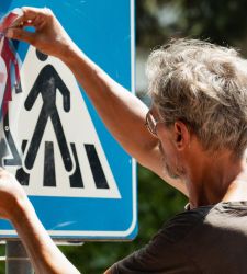Zum ersten Mal interpretiert der Straßenkünstler Clet die gesamte Beschilderung eines Dorfes in den Marken neu