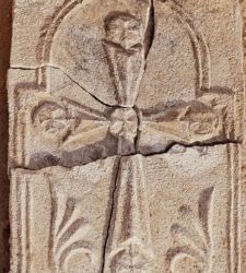 Abu Dhabi, scoperta una croce cristiana nello scavo dell'antico monastero