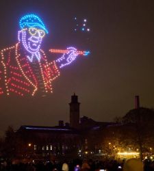 Inglaterra, drones pintan las obras de David Hockney en el cielo de Bradford