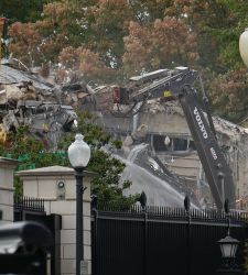Trump comincia a demolire una parte della Casa Bianca per costruire la nuova Sala da Ballo: polemiche