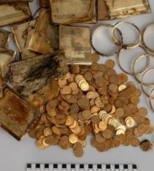 Bohemia, 7 kg deposit found with gold coins and jewelry on hillside