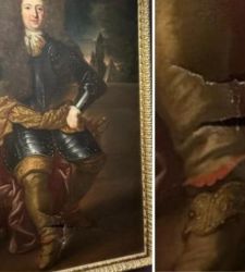 Uffizi, turista si fa un selfie, inciampa e squarcia dipinto. Denunciato. Il direttore: &ldquo;basta selfie&rdquo;
