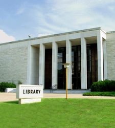 USA, direttore di museo rifiuta di consegnare pezzo della collezione a Trump: costretto a dimissioni