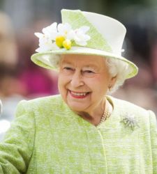 Lo stile e la moda della regina Elisabetta II. Una mostra a Buckingham Palace per il suo centenario