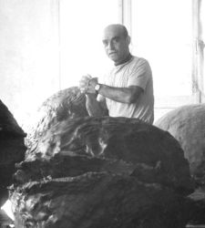 Non solo tagli: perché Lucio Fontana è stato un genio della ceramica