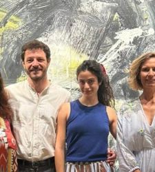 Pausa dal set artistica a Palazzo Maffei per gli attori del nuovo film ispirato al romanzo di Alessia Gazzola