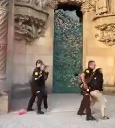 Barcellona, due attiviste lanciano polvere colorata sulla Sagrada Familia. Multa da 600 euro 
