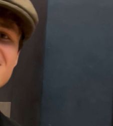 Zwei junge belgische Künstler verspotten den Louvre: Sie hängen eines ihrer Werke hinter die Mona Lisa (Video)