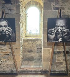 Dieci anni di mostre fotografiche a Castelnuovo Magra: quest'anno il borgo celebra Guido Harari