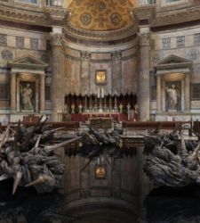 Una corona spezzata sotto l’oculo del Pantheon: Helga Vockenhuber e la Passione cristiana