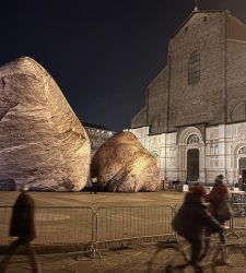 14-meter inflatable megaliths invade Piazza Maggiore: IWAGUMI transforms Bologna