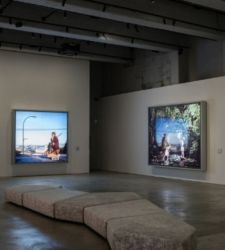 Jeff Wall alle Gallerie d&rsquo;Italia di Torino: la fotografia come scena e riflessione