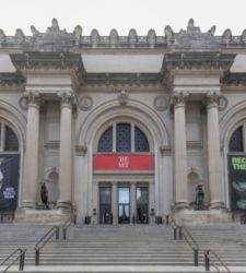 Jeffrey Gibson inaugura quattro sculture in bronzo sulla facciata del Met di New York