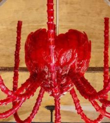 Murano Illumina il Mondo présente douze nouveaux lustres d'artistes sur la place Saint-Marc