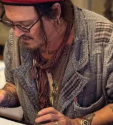 Johnny Depp debutta come artista: due serigrafie in mostra da Deodato Arte a Milano