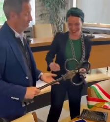Sugli usi e costumi, tricolori e non, secondo la sindaca di Merano