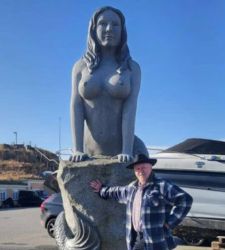 “Pornografica” e “falsa”: in Danimarca la scultura di una sirena accusata di offendere le donne