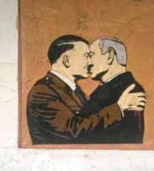 Hitler bacia Netanyahu: il poster di Laika denuncia il massacro dei civili palestinesi