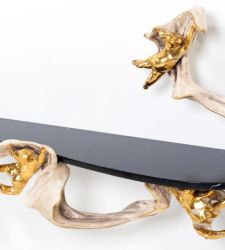 Bei Brun Fine Art in Mailand wird eine Ausstellung über Lucio Fontana gezeigt, die über die berühmten Schnitte hinausgeht.
