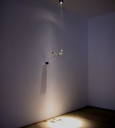 Mario Airò bringt die Harmonie der Materie in den Palazzo Brancadoro in Fermo mit der Ausstellung "Nel mentre" (Während)