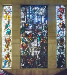 Roma, un assessore scivola sulla scala del ministero e rompe la vetrata di Mario Sironi