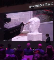 Maurizio Cattelan reçoit un prix, mais pour le recevoir, il envoie... un portrait robot de lui-même.