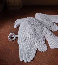 Nouvelle provocation de Maurizio Cattelan : l'artiste transforme Bergame avec cinq œuvres monumentales