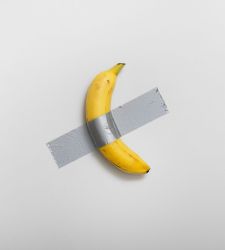 “Decentralizzata” la banana di Cattelan: regalata a un condannato all'ergastolo graziato da Trump