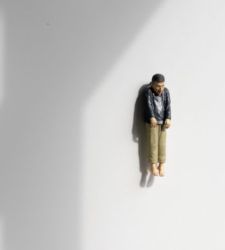 Cattelan organizza una caccia al tesoro globale: tre vincitori si porteranno a casa tre sue sculture