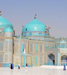 Violento terremoto nella notte in Afghanistan: danneggiata la Moschea Blu di Mazar-i-Sharif