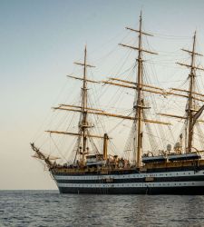 Die Nave Scuola Vespucci wirbt für italienische Museen: die Kulturreise startet in Reggio Calabria