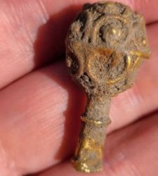 England, student on her first archaeological dig discovers rare 9th century object